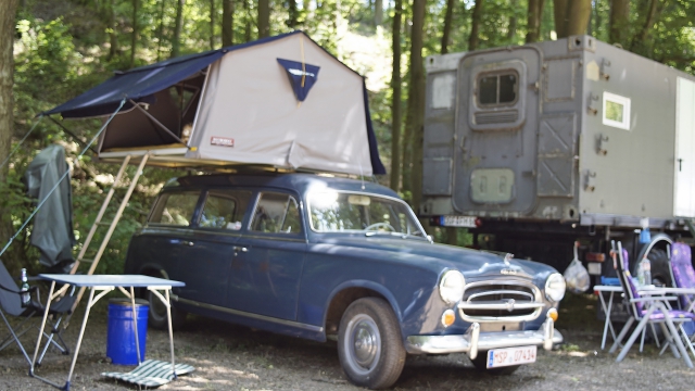 Peugeot Oldtimer mit Dachzelt